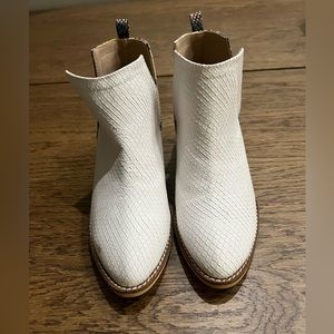 Low white ankle boots with snake print heel